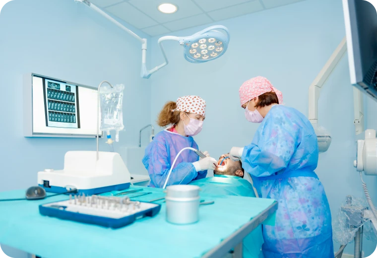 Pose d'un implant dentaire par l'équipe soignante