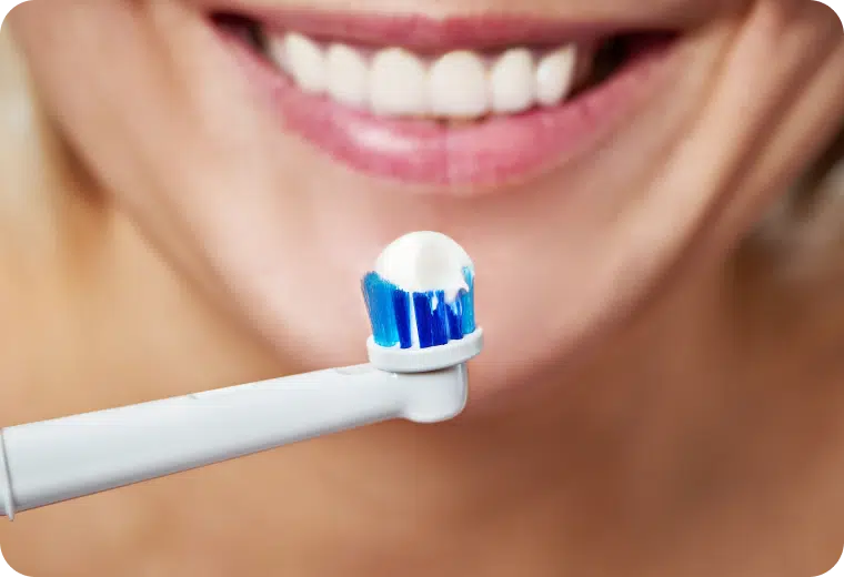 Brossage des dents à la brosse électrique pour l'hygiène bucco-dentaire